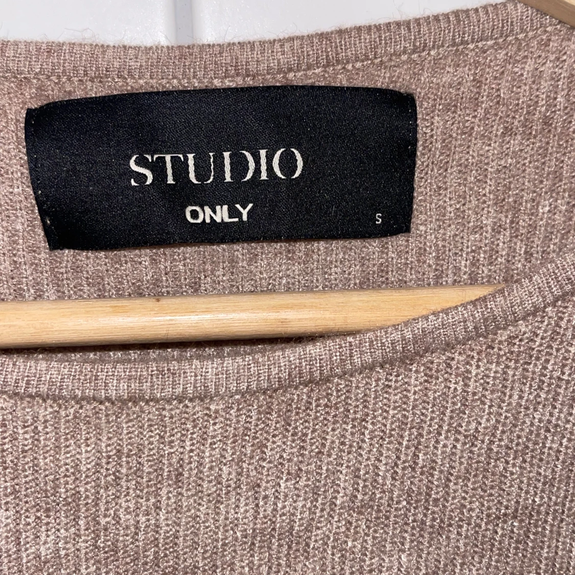 Beige stickad topp med volang från ONLY STUDIO - 1