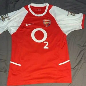 Arsenal-tröja - Retro Arsenal-tröja med Henry på ryggen. Säsongen 02-03 när Arsenal vann premier league. 