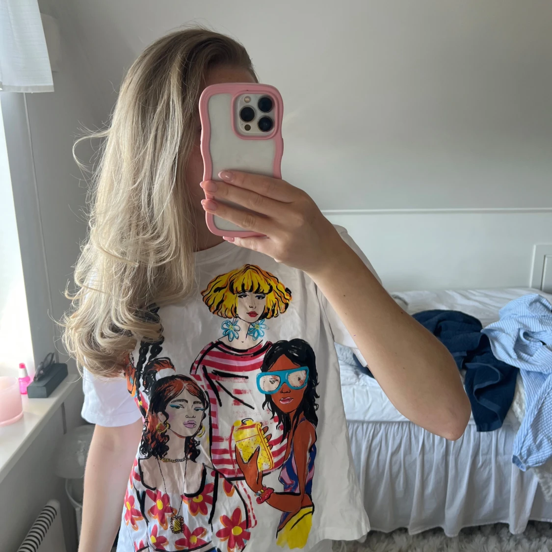 Vit t-shirt med färgglatt tryck