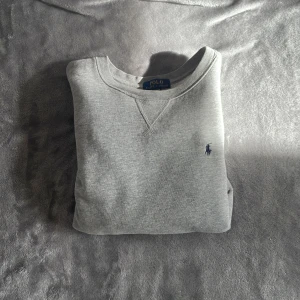 Grå sweatshirt från Polo Ralph Lauren - Tja, jag säljer denna tröjan eftersom jag har växt ur den. Den har krympts lite grann så den är mer som en xxs. Men annars så är tröjan i en bra skick men man kan se att den har blivit använd. Priset kan alltid diskuteras