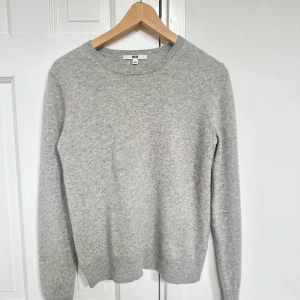 Ljusgrå Kashmir tröja  - Så fin 100% cashmere stickad tröja från Uniqlo. Använd fåtal gånger och i fint skick. Perfekt till sommaren då den är väldigt ”tunn”