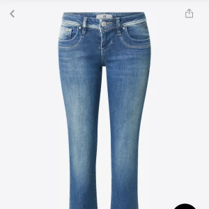 Lågmidjade ltb jeans - Jätte trendiga och snygga ltb jeans i modellen valerie. Tvätten är verkligen jätte fin på dessa byxor. Har används men finns inga defekter, ser ut som nya! Vid frågor är det bara att höra av sig💗💗