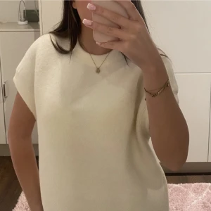 Vit stickad topp med kort ärm - Vit/beige kortärmad stickad från Zara, nyligen köpt så i nyskick. Skriv för fler bilder och mer information!🥰