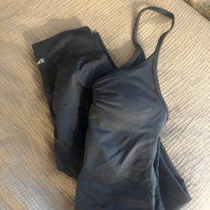 Grått set från DFYNE - Säljer ett grått impact set från DFYNE i storlek XS. Endast använt en gång, 800kr får båda. Köparen står för frakten. 😊