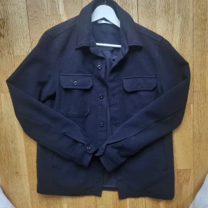 Mörkblå overshirt från Zara - Säljer en mörkblå overshirt från Zara med klassisk krage och knappar framtill. Storleken är small, så den passar ca 170-180. Priset är inte satt i sten, så kontakta gärna! 