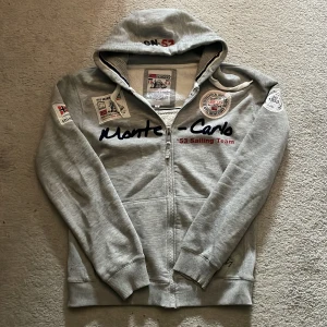 Geo Norway hoodie - Sjukt eftertraktad Geo Norway hoodie i riktigt bra skick. L men passar S/M.
