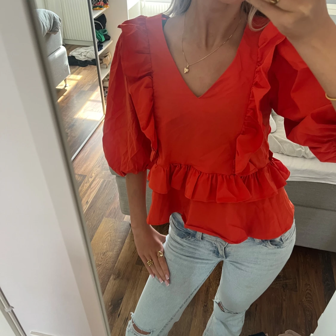 Röd blus med volanger från ellos. - 1