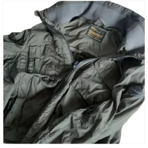 Grön jacka från Replay - Säljer en grön jacka från Replay med dragkedja och flera fickor. Jackan har en cool, militärinspirerad look och är perfekt för höst och vår.  Storlek S. Priser går att diskuterats 🤝Orginal pris 3000🔥