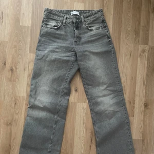 Grå raka jeans från Zara - Säljer ett par grå jeans från Zara med raka ben