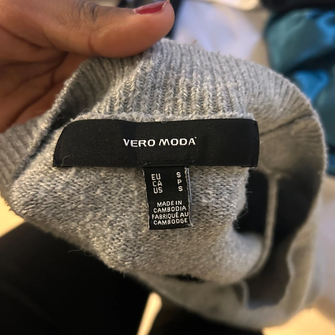 Ljusgrå stickad  - 1