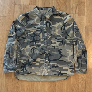 Camoflage skjorta - En riktigt snygg camoflage skjorta från okänt märke. Prima skick.