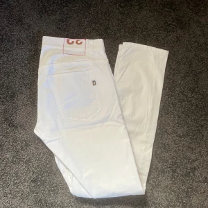 Dondup ritchey jeans vita - Säljer ett par fräscha vita jeansbyxor från Dondup i modellen ritchey. Passformen är skinnyfit likt Dondup George. Jeansen är i grymt skick inga defekter! Perfekta jeans att ha till sommaren! Hör av er vid frågor!//FR