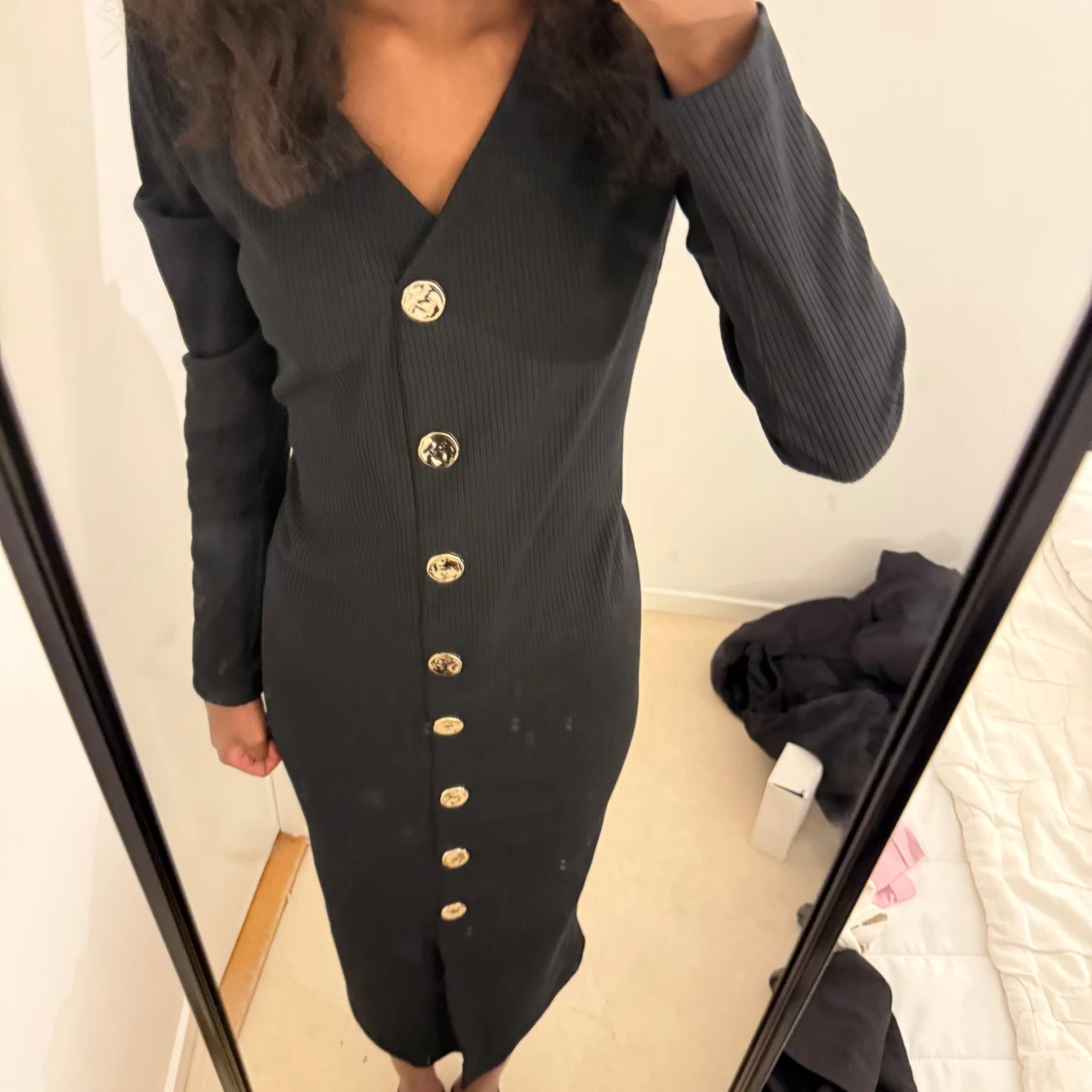 Svart ribbad långklänning med guldknappar - 1