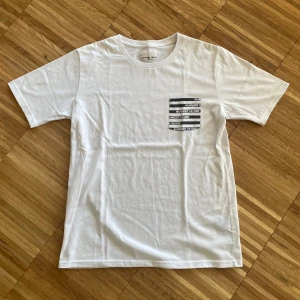 Number Nine T-shirt - En Number Nine T-shirt i storlek XL men passar som en M pågrund av japanska storlekar. Tröjan är i fint skick med inga fläckar eller skador. Självklart är t-shirten äkta och importerad från Japan. Vid fler frågor tveka inte att kontakta oss!
