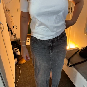 Grå lång jeanskjol med slits - Storlek 42 grå jeanskjol i bra skick 