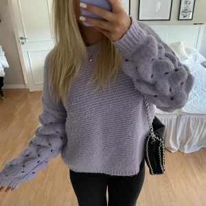 Lila stickad tröja - Intressekoll på min lila stickade tröja från fin fina märket MEISÏE. Hör av er vid frågor:) 