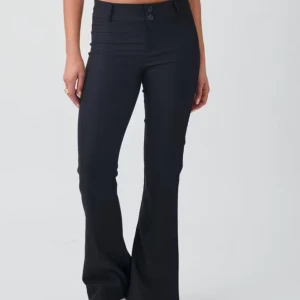 Svarta bootcut kostymbyxor - Snygga svarta kostymbyxor med bootcut passform och midwaist. Byxorna har två knappar framtill och fickor med lock och knapp bak. Perfekta för en stilren look. St Xs men är små i storleken 