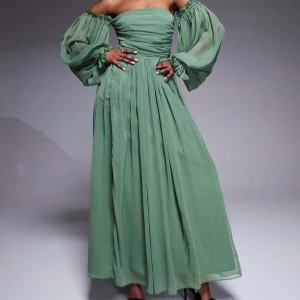 Grön långklänning med puffärmar - Säljer en grön långklänning med offshoulder och stora puffiga långärmar. Klänningen är verkligen så vacker men passade tyvärr inte mig och my dumbass glömde lämna tillbaka den i tid… den är alltså helt oanvänd med prislappar kvar! Lägg ett bud (med åtanke att nypris är 1379kr och att det är nyskick<3) kan mötas upp i Sthlm alt frakt!