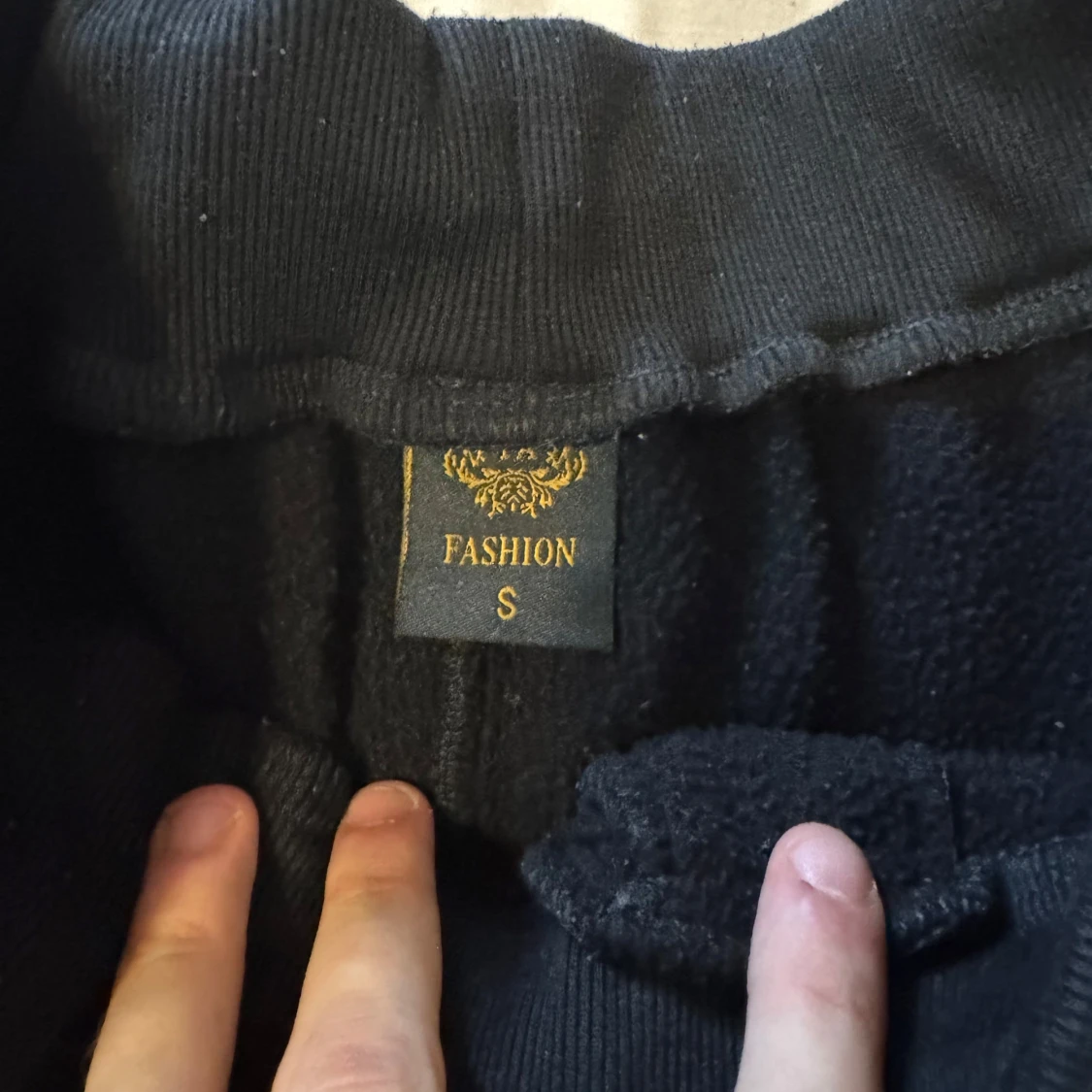 Svarta mjukisbyxor med ribbade detaljer - 1