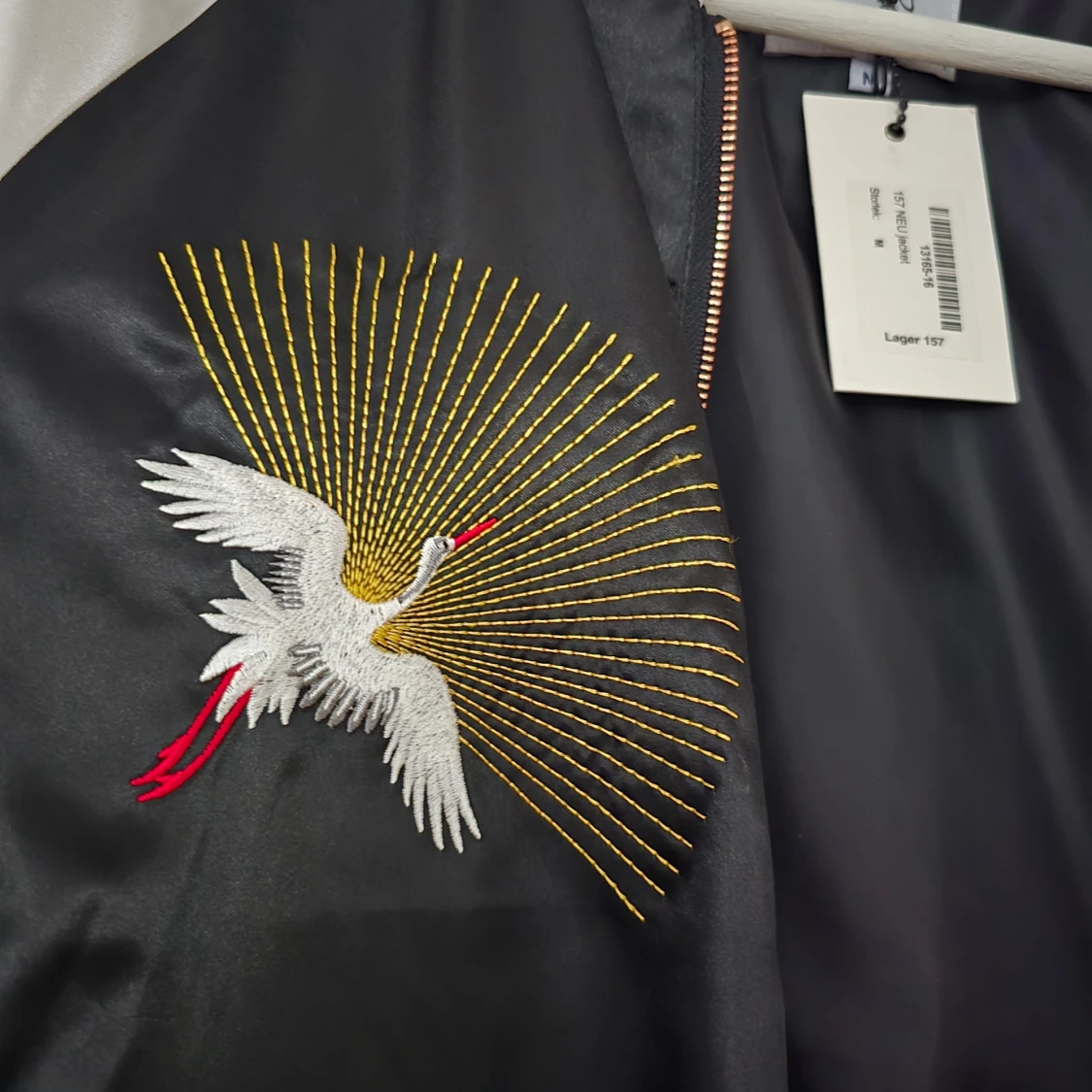 Svart och vit tunn jacka med broderad trana - 1