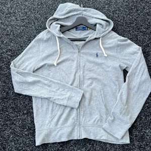 Ralph lauren hoodie  - Säljer denna sjukt feta raffe hoodie! Size M. Skick 8/10 inga defekter!  Tunn variant. Hör av dig vid minsta lilla fundering! 🤩