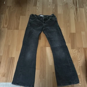 Jeans byxor från Gina tricot  - Fina byxor från Gina tricot. För små för mig