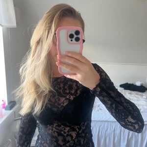 Svart spetsblus från Pieces - Säljer en svart långärmad spetsblus från Pieces. Blusen är genombruten med vackert spetsmönster och har en feminin och elegant look. Perfekt att styla med jeans eller kjol för en trendig outfit.🤗