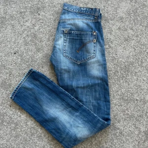Dondup jeans - Säljer dessa Dondup jeans i en sjukt snygg tvätt då dom tyvärr var för små för mig. Storlek 32. Skick 8/10, använt men ser fortfarande väldigt bra ut. 
