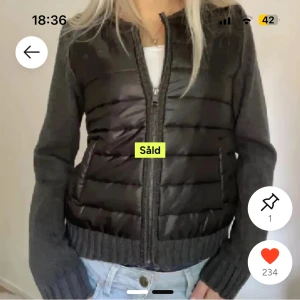 Svart och grå cardigan jacka med dragkedja - ( LÅNADE BILDER FRÅN FÖRRA ÄGAREN )Snygg cardigan jacka i svart och grått med stickade ärmar och quiltad framsida. Jackan har dragkedja och ribbade muddar. Perfekt för lager-på-lager och en stilren look. SKRIV PRIVAT FÖR MER BILDER!