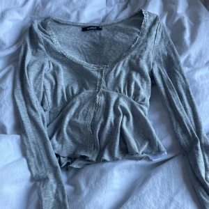 Ljusgrå långärmad topp med spetsdetaljer - Säljer en sparsamt använd tröja från Gina, den är i superfint skick! Stl xs 🌸 tröjan kostar igentligen 260kr!