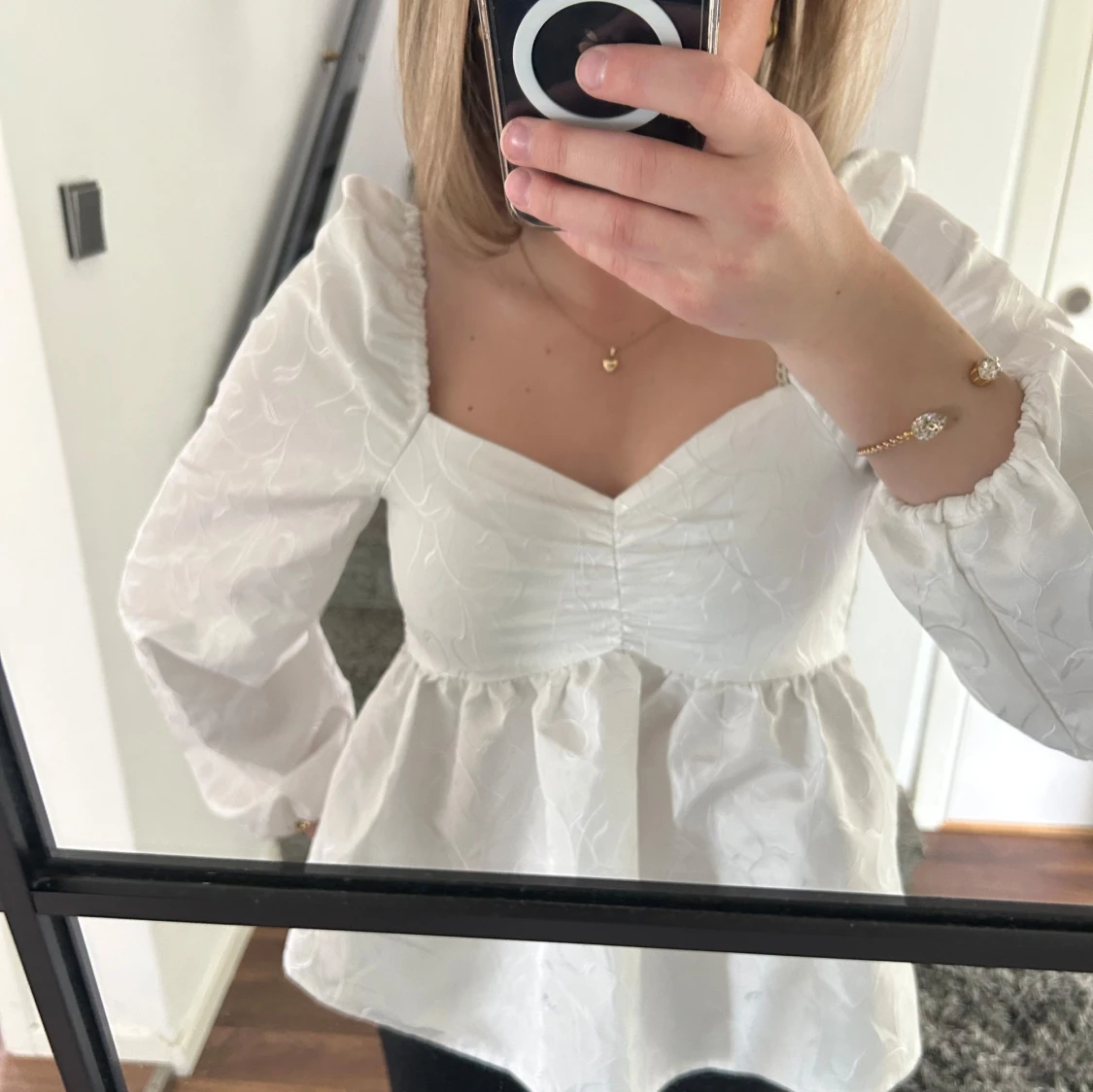 Vit blus med puffärmar och v-ringning - 1