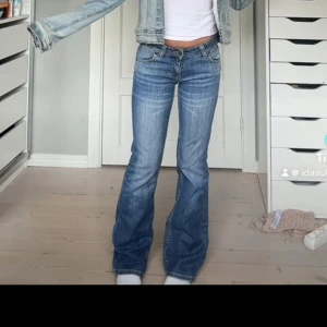 Lågmidjade jeans - Supeeeeer snygga jeans, säljer bara för de lite småt små för mig tyvärr💕💕