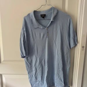 Ljusblå piké t-shirt  - Nästan aldrig använd
