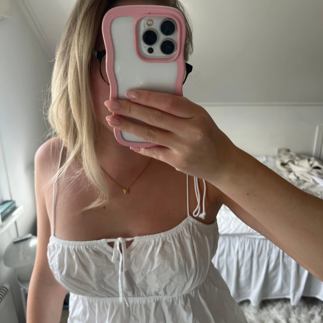 Vit linnetopp med tunna axelband 