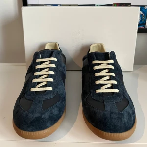 Mörk Blå Maison Margiela skor -  📊 Färg: Mörk Blå  Se bild 2 för bästa färg exemplet DUSTBAG och BOX kommer med❗️ 📏 Storlek: 43  ♻️ Helt nytt skick!  📦 Postar Inom 24h  Hör av dig vid funderingar och pris går att diskutera vid snabbköp🌟