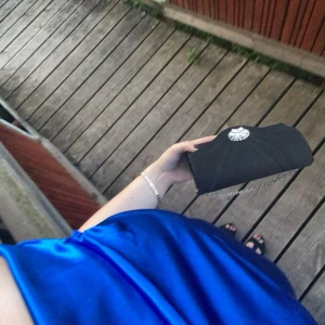 Balklänning blå & champagne rosa  - (650 för båda och 350 för en) Säljer en glansig blå och champagne rosa långklänningar en med med offshoulder och den andra med slits på benet. Klänningarna är eleganta och perfekta nu för balen eller en dejt ☺️ Storleken är XL men passar mig som har M! 