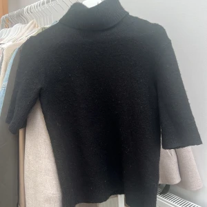 Stickad t-shirt - Svart stickad t- shirt med polo i ull från soyakoncept, använts fåtal gånger så bra skick 