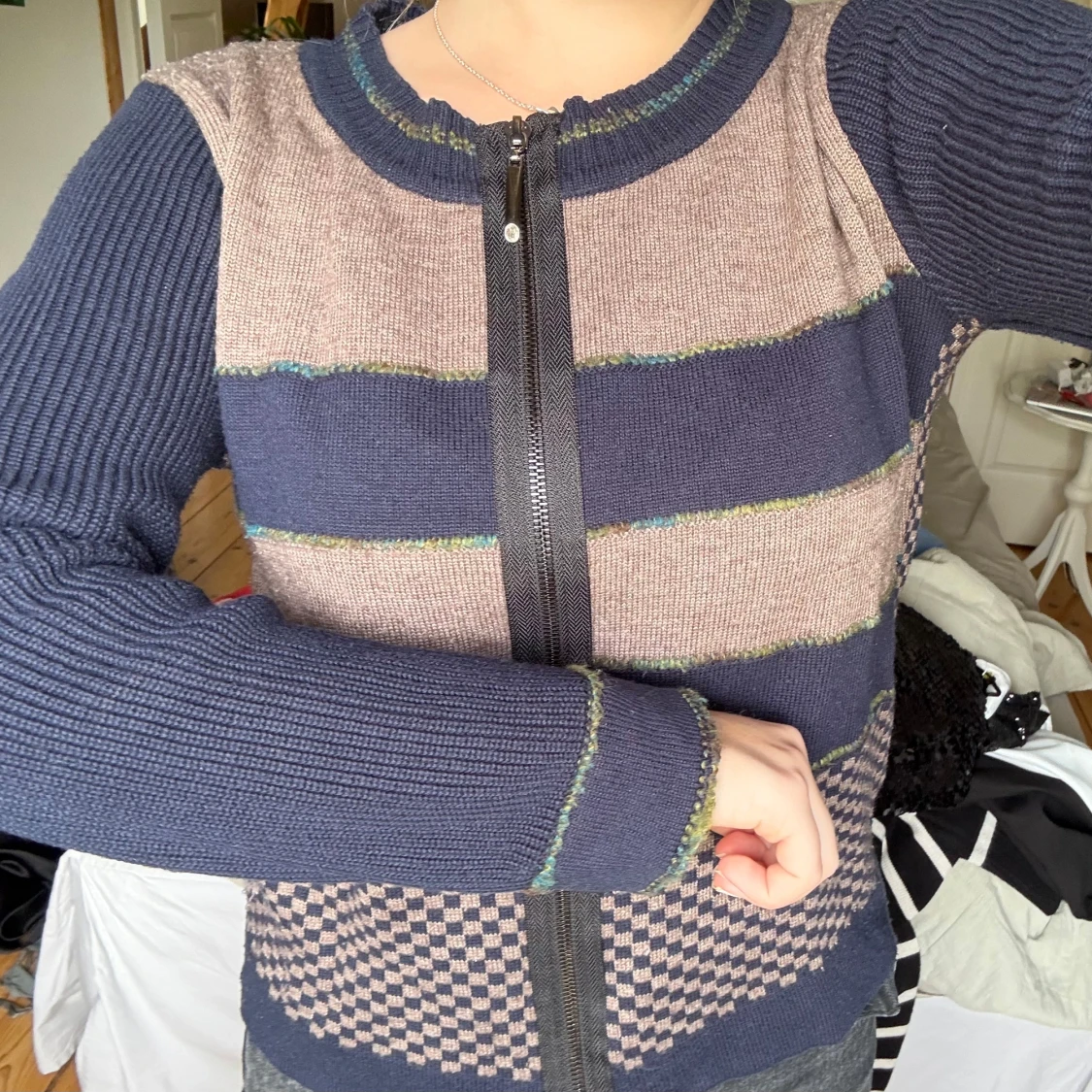 Blå och beige stickad kofta med dragkedja