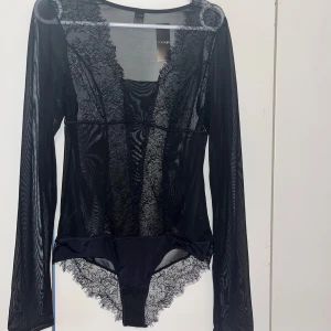 Body/ yöasu - Ihana musta kevyt ja ohutta kangasta oleva body pitkillä hihoilla. Jäänyt käyttämättä. Koko M. Kaikai n 36cm, pituus n 65cm. Kissatalous MMM Mikäli hinta ei miellytä tarjoa rohkeasti Katsothan myös muut ilmoitukseni 