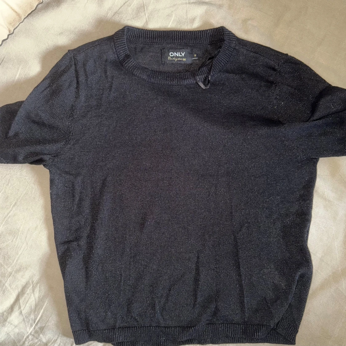 Svart stickad t-shirt från ONLY med glitter - 2