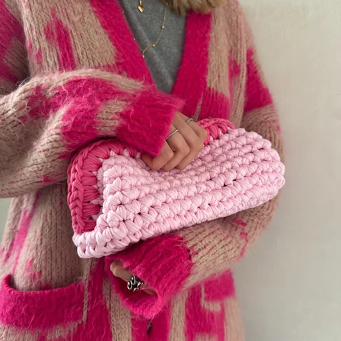 Handvirkad rosa clutch  - 1