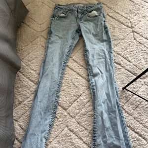Ljusblå bootcut jeans med låg midja  - Säljer ett par ljusblå jeans med bootcut och låg midja från Gina. Har sprättat upp längst ner av byxorna för att det skulle bättre ut. 