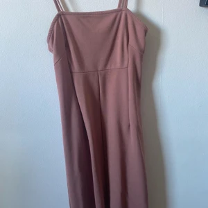 Brun axelbandsklänning från ONLY TREND - Säljer en enkel och stilren brun klänning från ONLY TREND i storlek XS. Klänningen har smala axelband och rak passform, perfekt för varma dagar. Materialet känns mjukt och följsamt mot kroppen.Frakt tillkommer