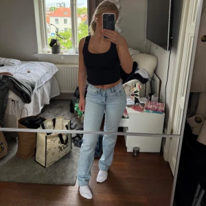Ljusblå raka jeans - Säljer mina ljusblåa midwaist jeans som inte säljs längre, de är använda fåtal gånger 