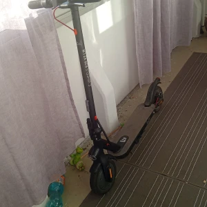 E-Wheels E2S V2 LR elscooter - Säljer en svart elscooter av modellen E-Wheels E2S V2 LR. Scootern har digital display med hastighetsmätare och olika körlägen (ECO, D, S). Den har stora hjul, bred fotplatta och LED-belysning fram och bak. Perfekt för smidig transport i stan.