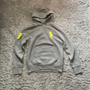 Ralph Lauren Hoodie - As fet Ralph Lauren hoodie i mycket bra skick 