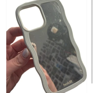 Spegelblankt mobilskal från Holdit - Säljer ett spegelblankt mobilskal från Holdit med vågig kant i ljusblått. Endast använd i 2 månader då jag böt mobil. Nypris 299kr 