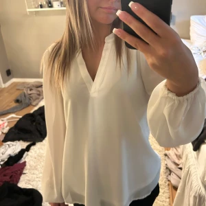 Blus - Jättefin vit blus från Vero Moda. Nyskick