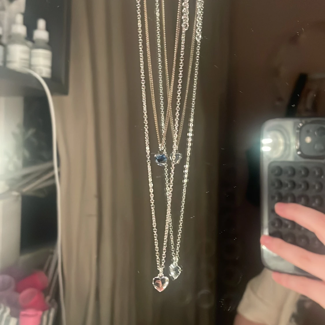 Två halsband med hjärta, en blå och en silver.  - 1