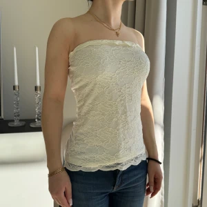 Tubtopp i spets - Tubtopp i spets. Strl S, bra skick. Passar allt från XS till M då den är stretchig.